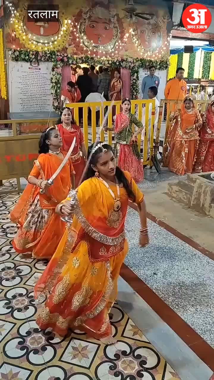 Ratlam: Sword Garba Marks Navratri Finale as 51-Foot Ravana Burning and Idol Immersion Begin Tuesday