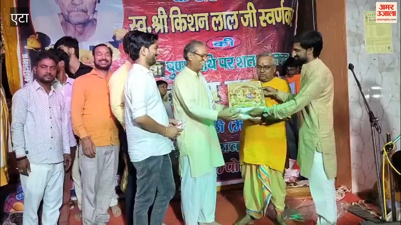 A blanket distribution ceremony for those in need was organized by social workers during the Ramlila performance taking place at the Siddheshwar Temple in Gram Ishara.