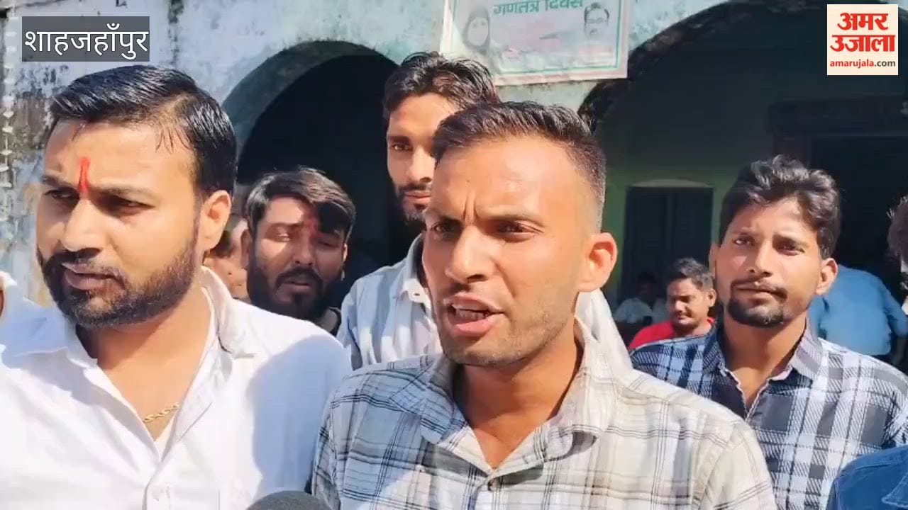 NSUI activists burned an effigy of the Chief Election Commissioner in Shahjahanpur
