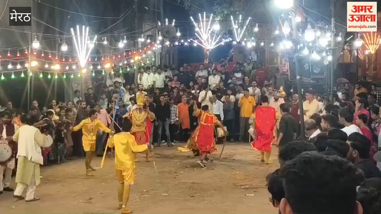 Artists performed stunts in the historical Ramlila of Ravana's in-laws house, Mauripade, there was a huge crowd of spectators.