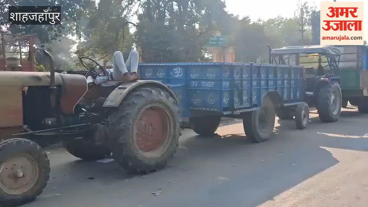 Trolleys laden with paddy were stopped at the Roza Mandi in SHahjahanpur