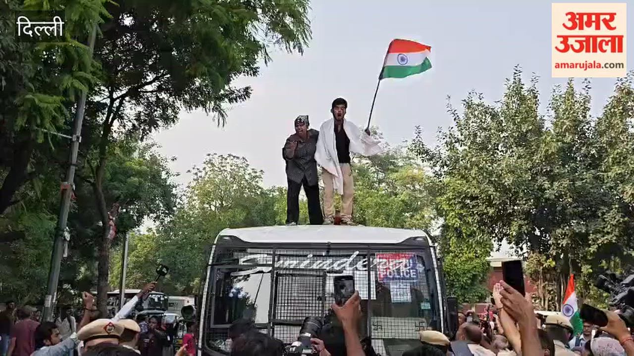Protesters were seen expressing their opposition against Gyanesh Kumar by climbing onto the roof of bus