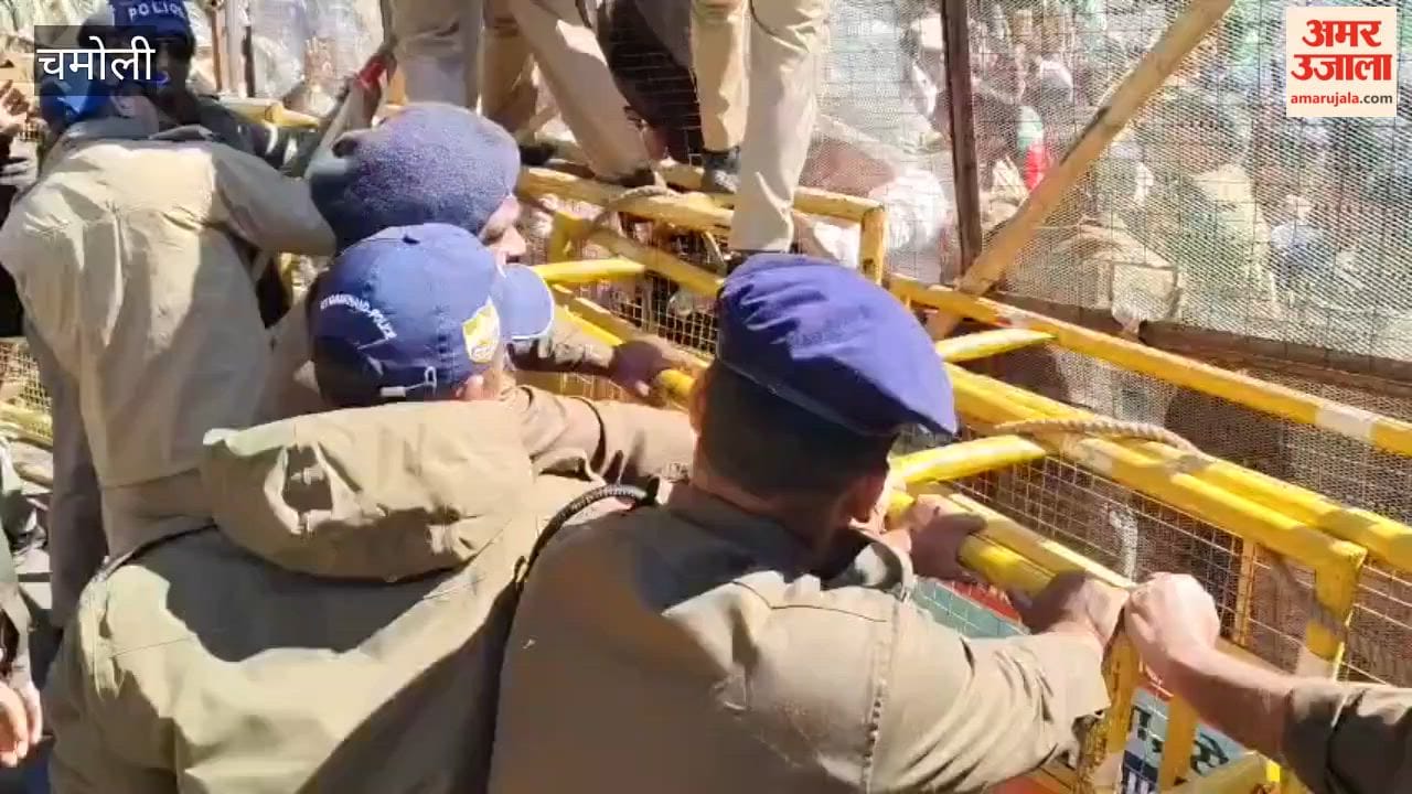 Uttarakhand Assembly session UKD and Congress workers stage protest by climbing onto a barrier