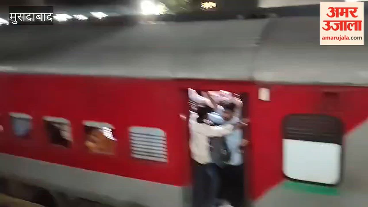 Examinees returning after taking their exams traveled by hanging onto the outside of the train