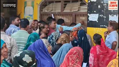 Farmers distressed by DAP shortage; long queues form, distribution takes place in the presence of police.