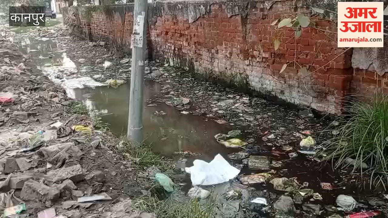 Drain overflows in the settlement near Kalyanpur station