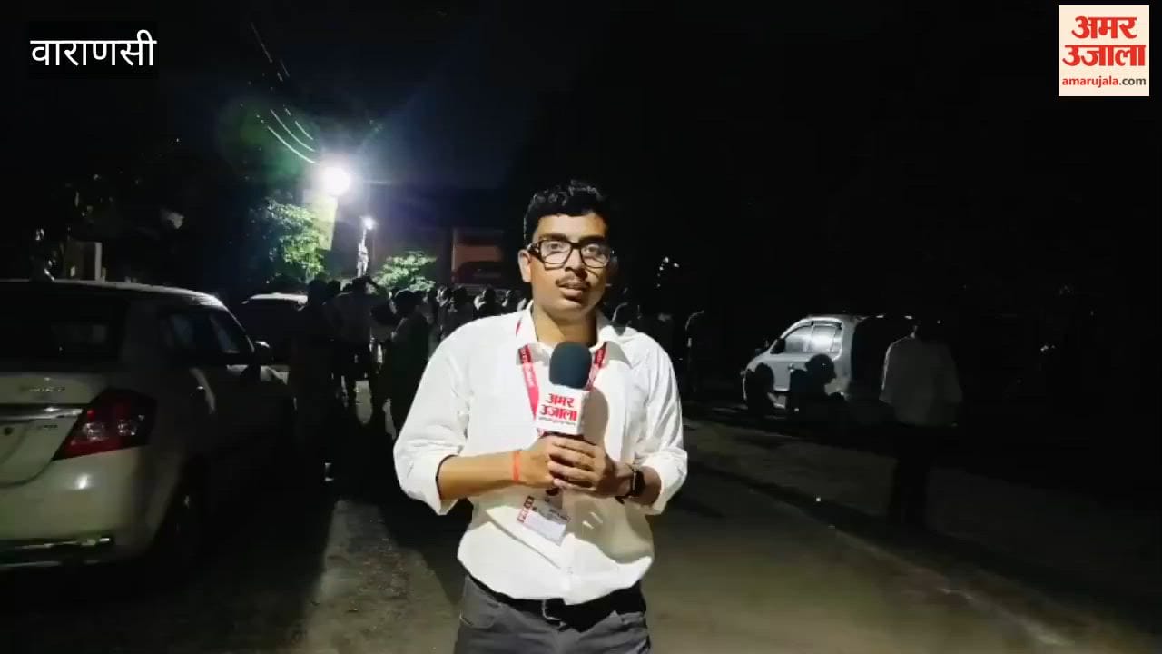 Amidst the Graduate MLC elections, the BJP candidate in Varanasi staged a protest along with party workers