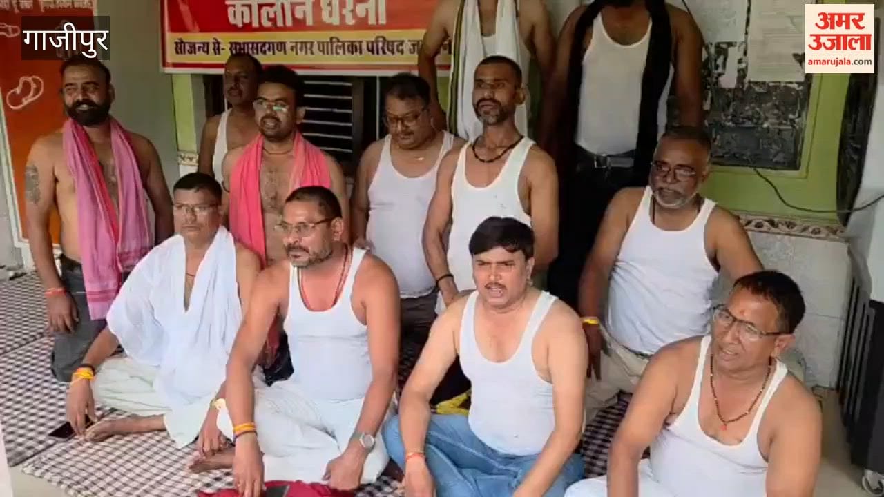 Protest held with shirts off on the 21st day; threat of mass resignation issued