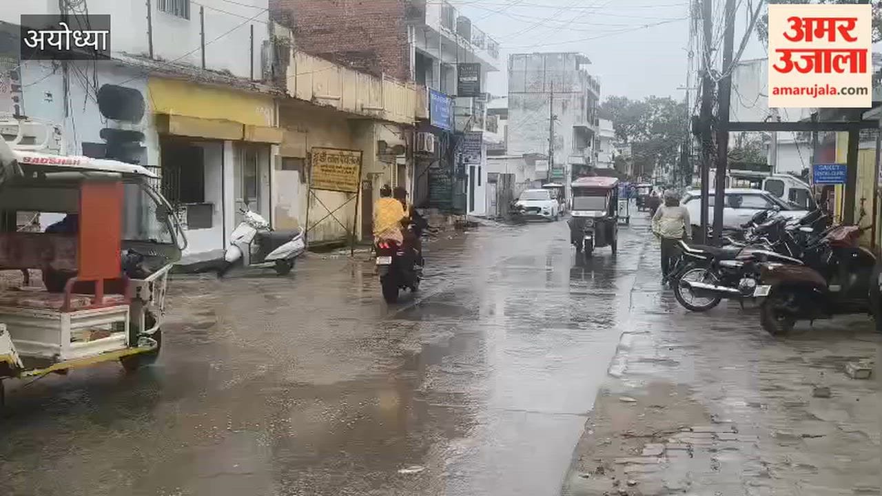Rain halted pace of Ramnagari people came out with umbrellas and raincoats