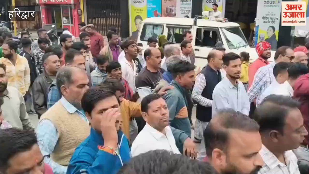 Haridwar:Auto-rickshaw and e-rickshaw drivers protest against electric bus and e-golf cart services in Haridwar