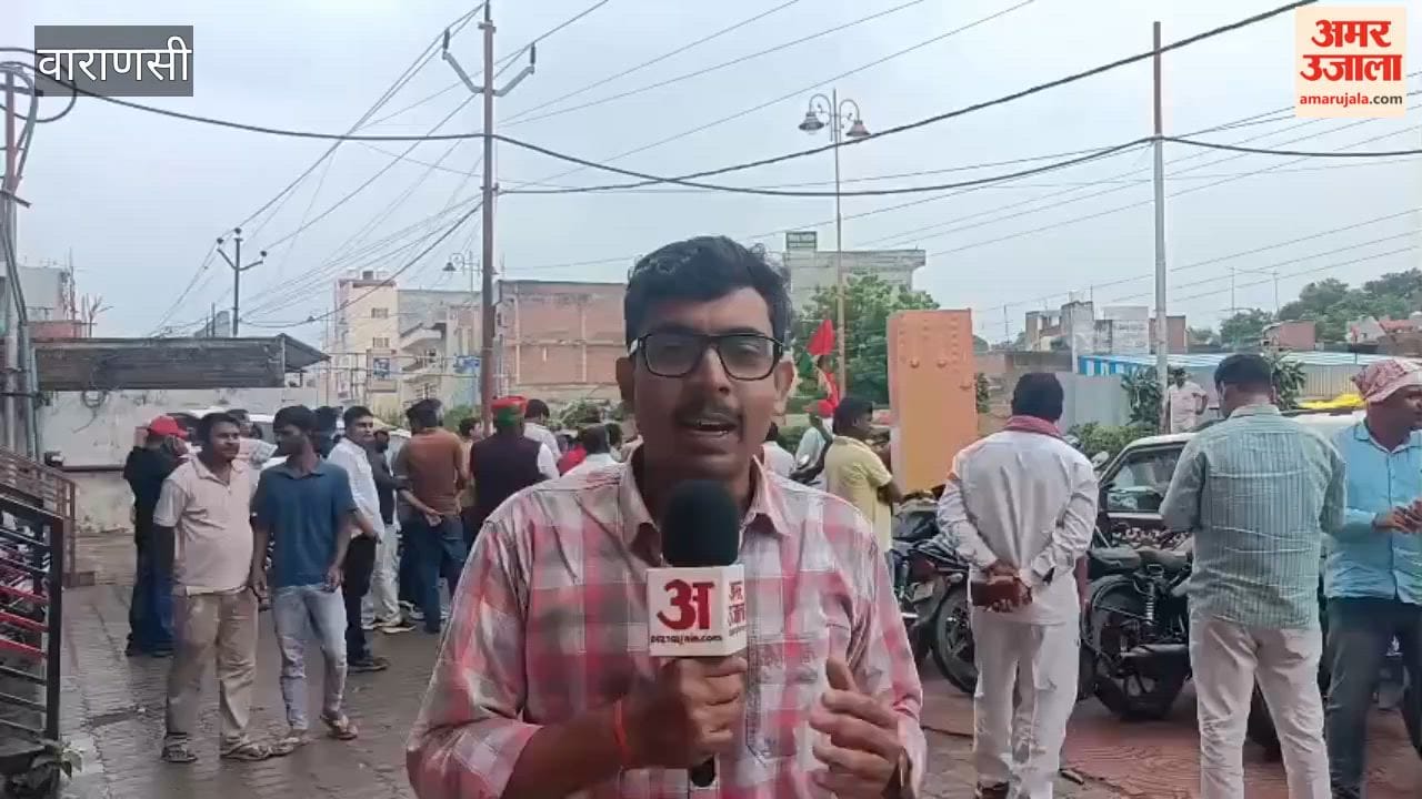 Ashutosh Sinha leads by 17,105 votes after the 12th round of the Graduates' MLC election; a celebratory atmosphere prevails