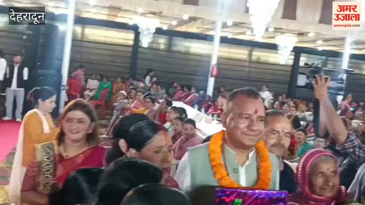 Dehradun:Prominent party leaders gathered for the birthday of Congress leader Mahendra Singh Negi 'Guruji'; Ganesh Godiyal and Pritam Singh were also present