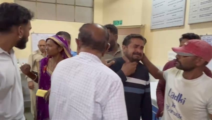 बच्चों की मौत पर रोते बिलखते परिजन