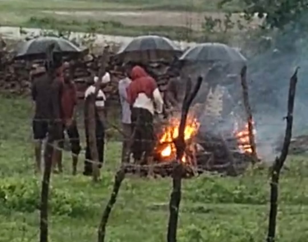 चिता के नीचे छाता लगातार झड़े ग्रामवासी