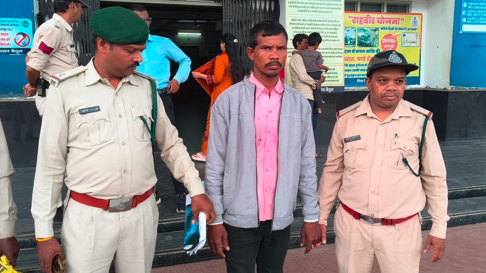 खेत में बिखेरे गए संदिग्ध जहरीले मक्का के दाने खाने से पांच राष्ट्रीय पक्षी मोरों की मौत