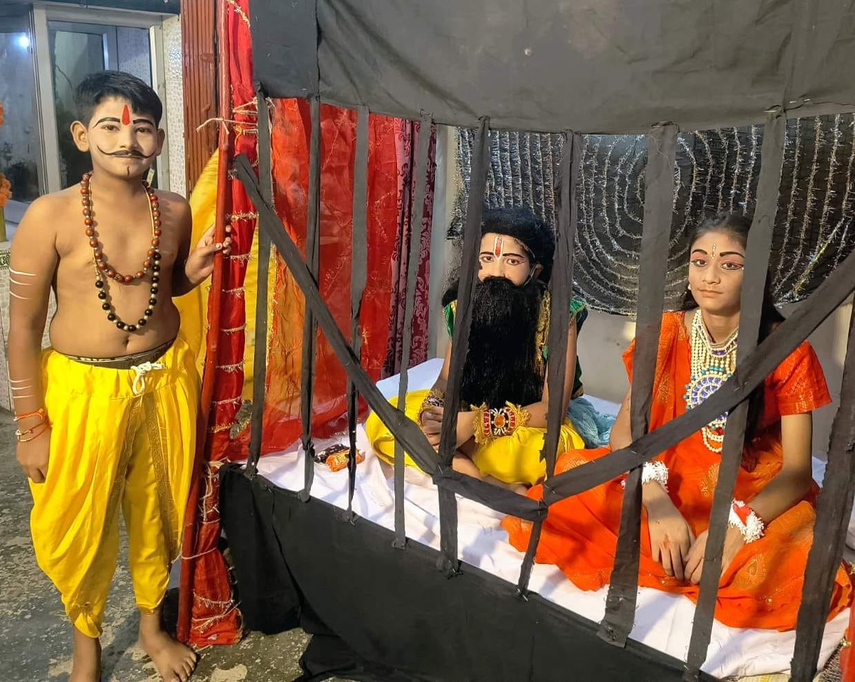 लाला तेली बजरिया स्थित प्राचीन शिव मंदिर में श्री कृष्ण जन्माष्टमी में माखन चोरी की लीला करते क लाला तेली बजरिया स्थित प्राचीन शिव मंदिर में श्री कृष्ण जन्माष्टमी में माखन चोरी की लीला करते क