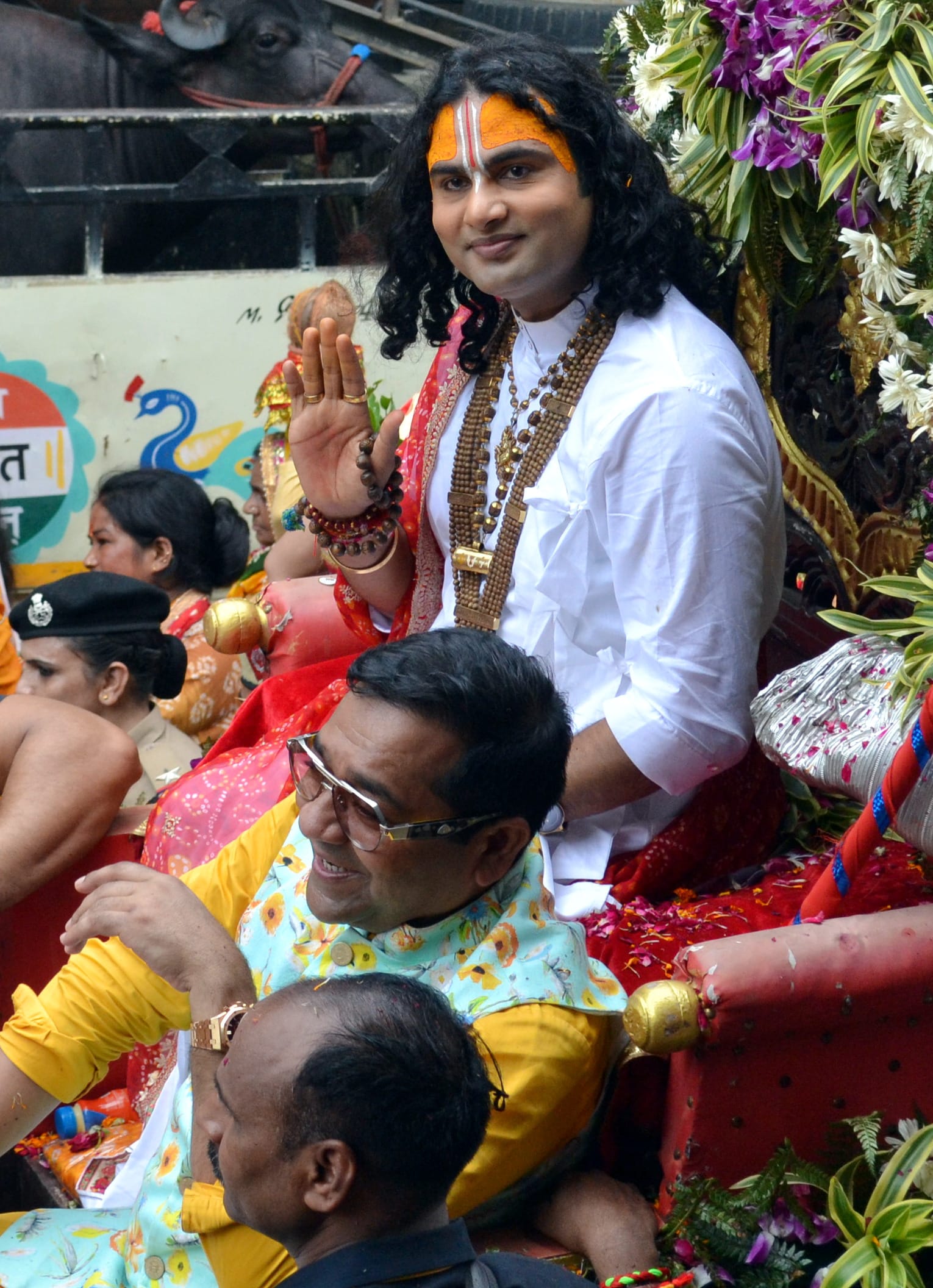 करनाल के तरावड़ी में आयोजित श्रीमद्भागवत कथा से पूर्व शहर में निकाली गई कलश यात्रा में सिर पर 