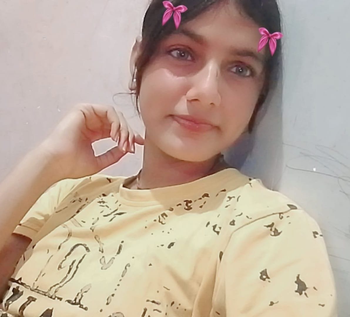 सुप्रिया व सुहानी की फाइल फोटो और बिलखते परिजन। संवाद