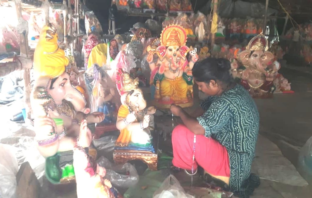 सेक्टर-17 में दुकान पर गणेश की मूर्ति पसंद करते श्रद्धालु। संवाद