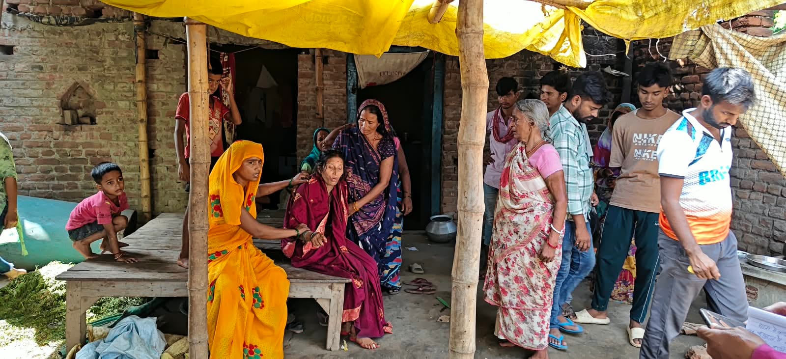 विवाहिता की फाइल फोटो और शोकाकुल परिजन