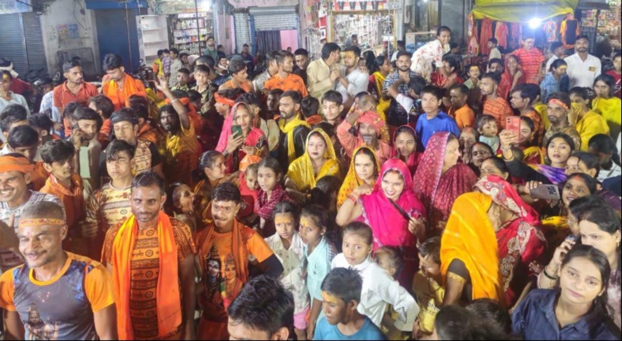 कजरीतीज पर उमड़े श्रद्धालु व मंदिर में जलाभिषेक करते कांवड़िये। संवाद