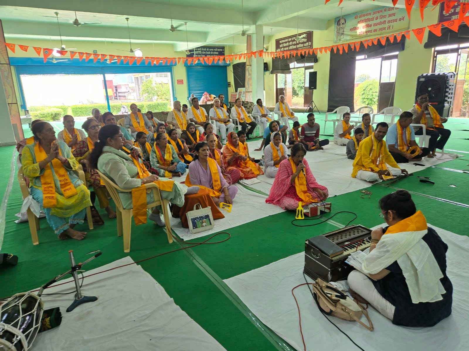 पंचायत मंत्री को ज्ञापन सौंपने के लिए खून निकलते सीपीएलओ। स्रोत एसो