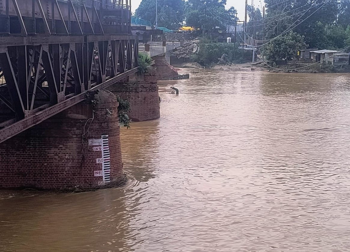 रविवार को घटा खन्नौत नदी का जलस्तर। संवाद