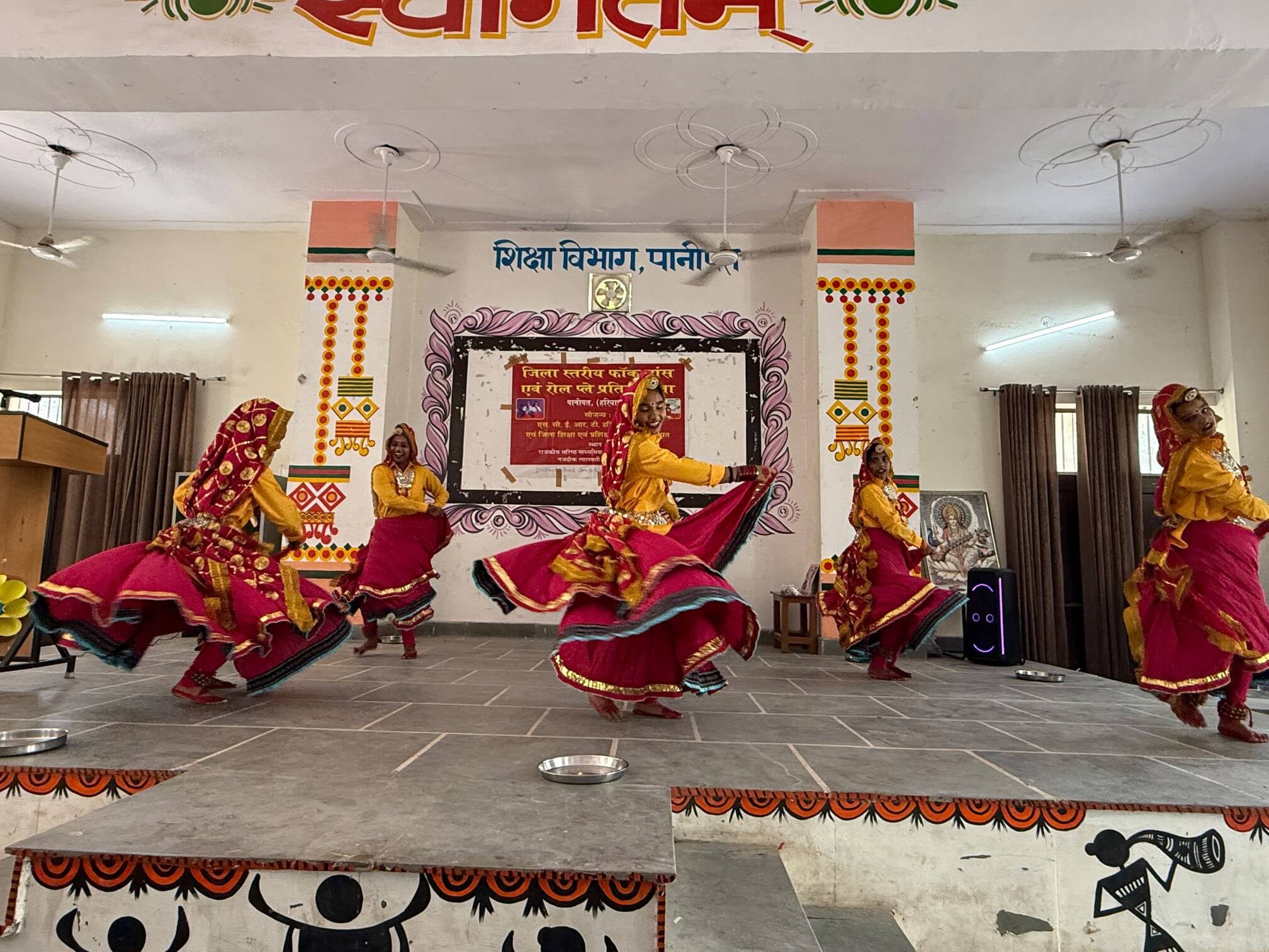 जिला स्तरीय प्रतियोगिता में प्रतिभागी छात्राएं व मौजूद पदाधिकारी। - शिक्षा विभाग