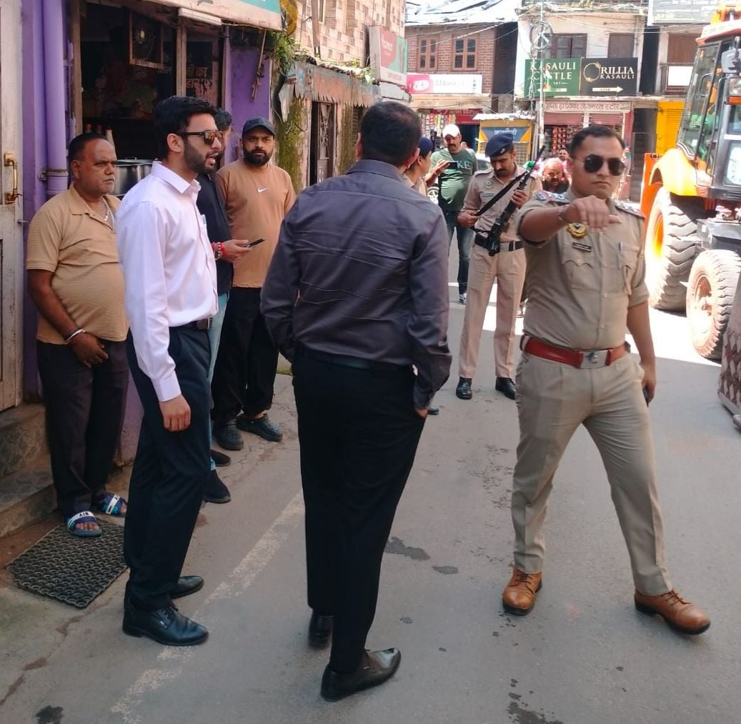एसडीएम कसौली की अगुवाई में कसौली गढखल रोड पर अतिक्रमण के सामान को ट्रक में लेकर जाते हुए। संवाद