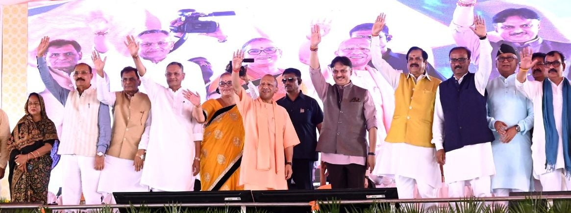 ग्राम दोना, आगरा एक्सप्रेसवे के पास वरुण विहार योजना व नैमिष नगर योजना का भूमि पूजन करते मुख्यम