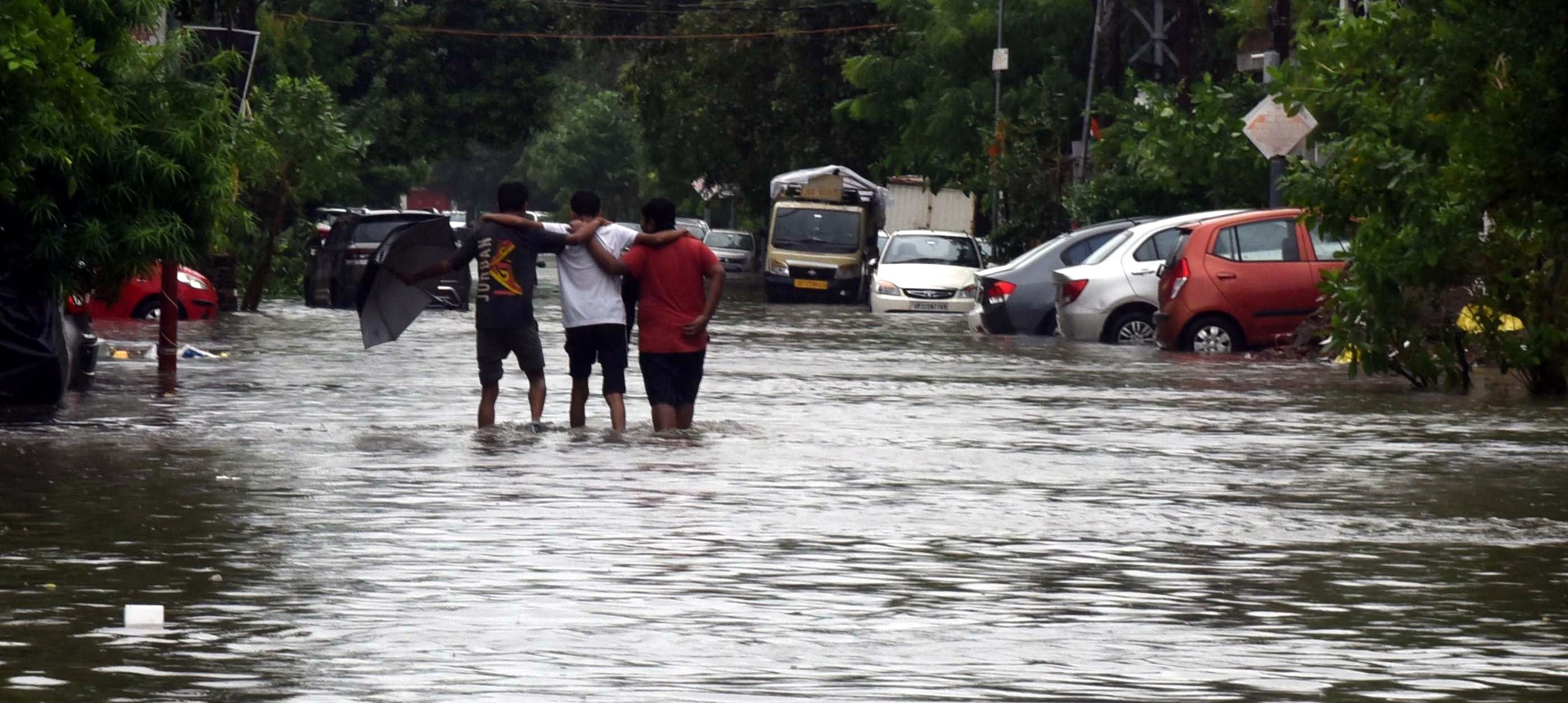 मंडी में जलभराव से हुई परेशानी।