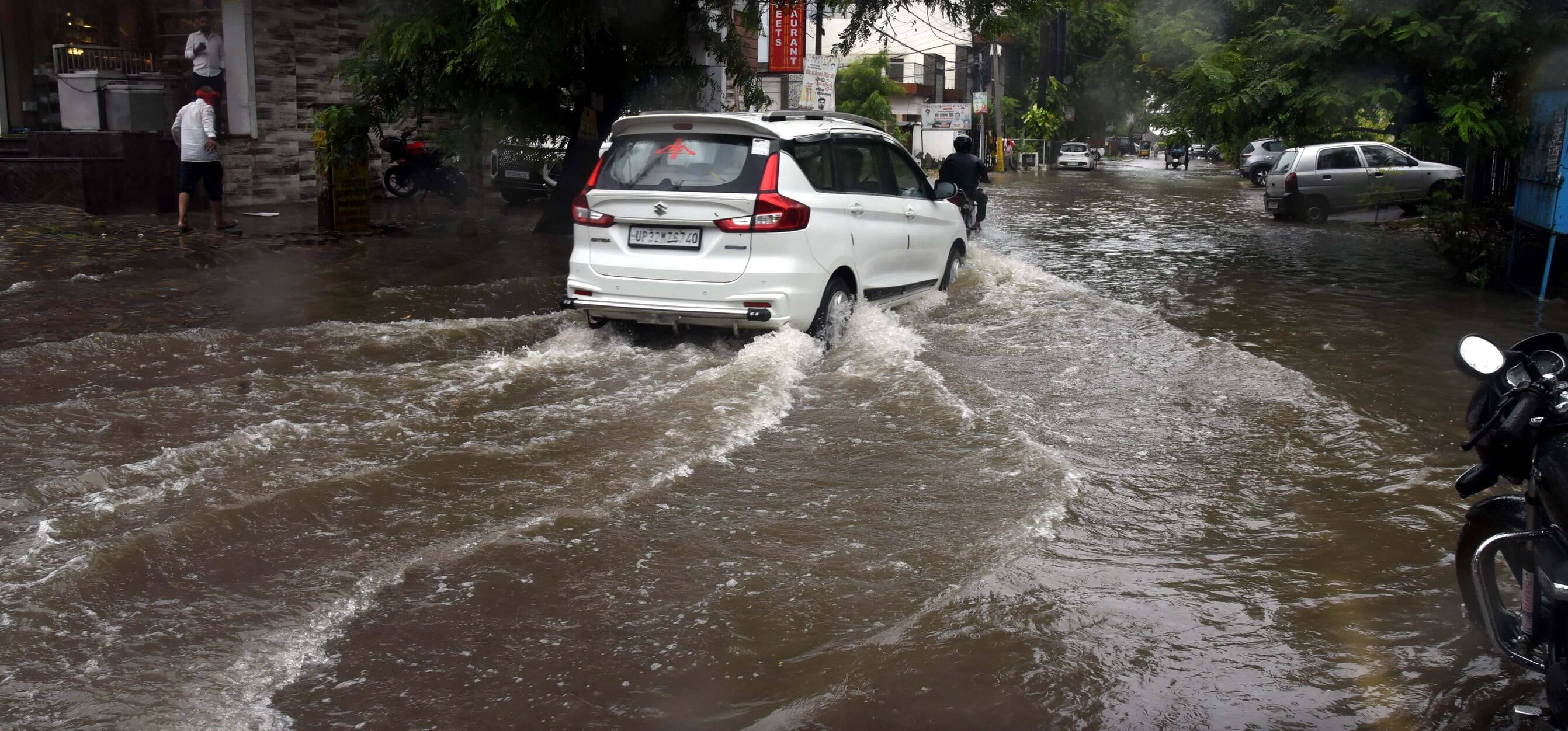 मंडी में जलभराव से हुई परेशानी।