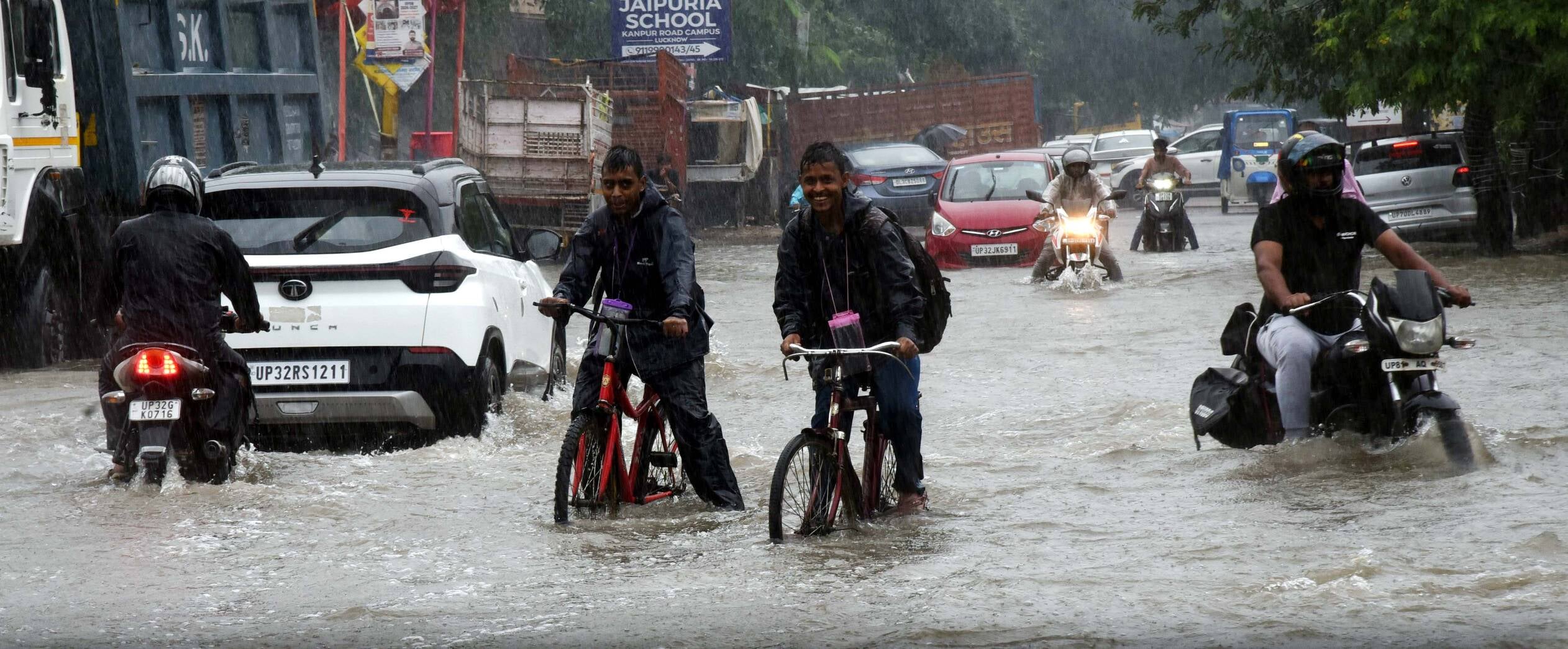 मंडी में जलभराव से हुई परेशानी।