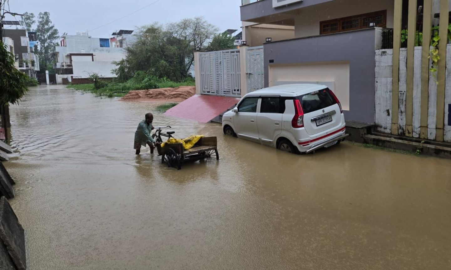 मंडी में जलभराव से हुई परेशानी।