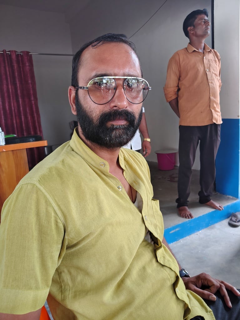 बहराइच में हालात की जानकारी देते ग्रामीण।