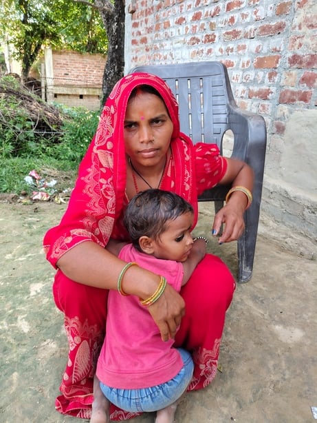बहराइच में हालात की जानकारी देते ग्रामीण।