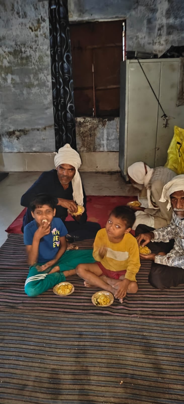 फोटो- 33 मुहम्मदाबाद में ब्रगभान क्षतिग्रस्त मकान दिखाते।संवाद