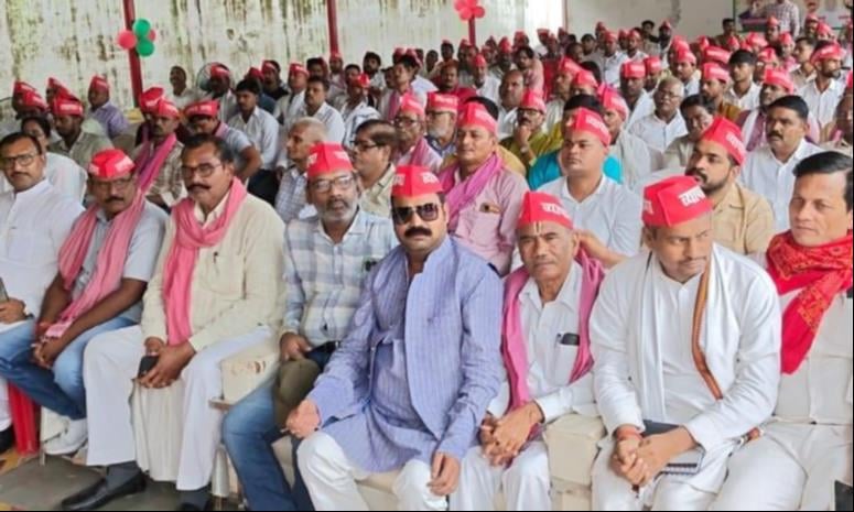 समाजवादी पार्टी के व्यापारी सम्मेलन में मंचासीन अतिथि। स्रोत- सपा