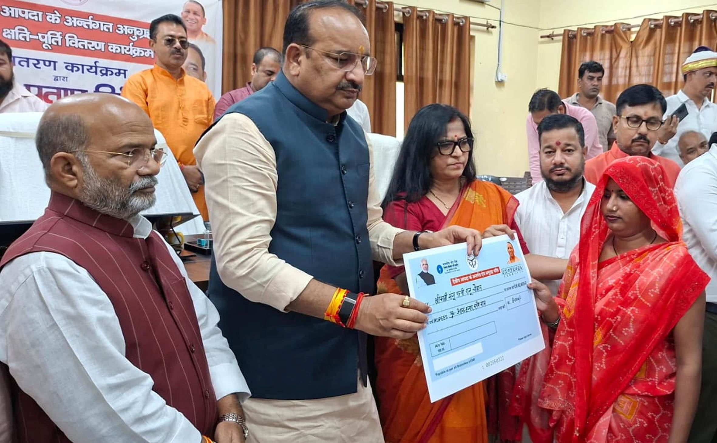 कैसरगंज तहसील में डेमो चेक वितरित करते व खेतों का निरीक्षण करते प्रभारी मंत्री। 