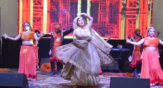 मेला गुघाल के तहत राजकीय इंटर कॉलेज सभागार में आयोजित सांस्कृतिक संध्या में प्रस्तुति देते कलाक