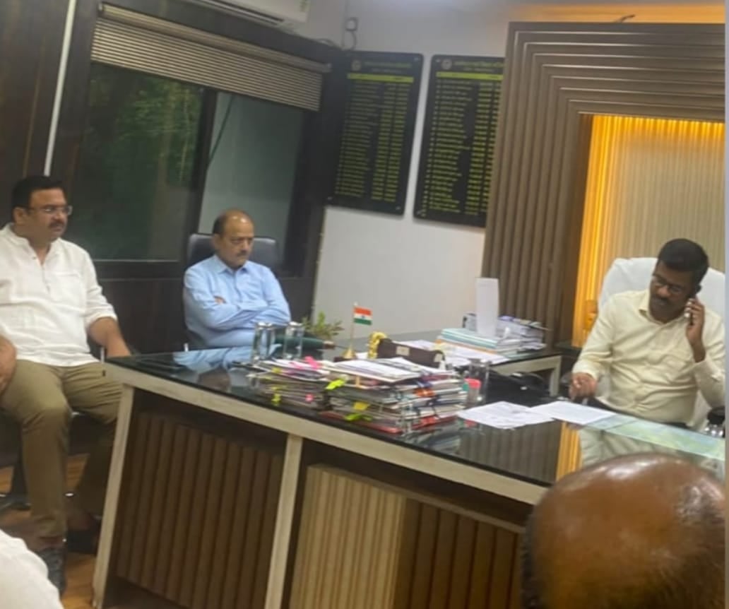 मध्य प्रदेश हाउसिंग बोर्ड विरोध प्रदर्शन करते हुए स्थानीय निवासी 