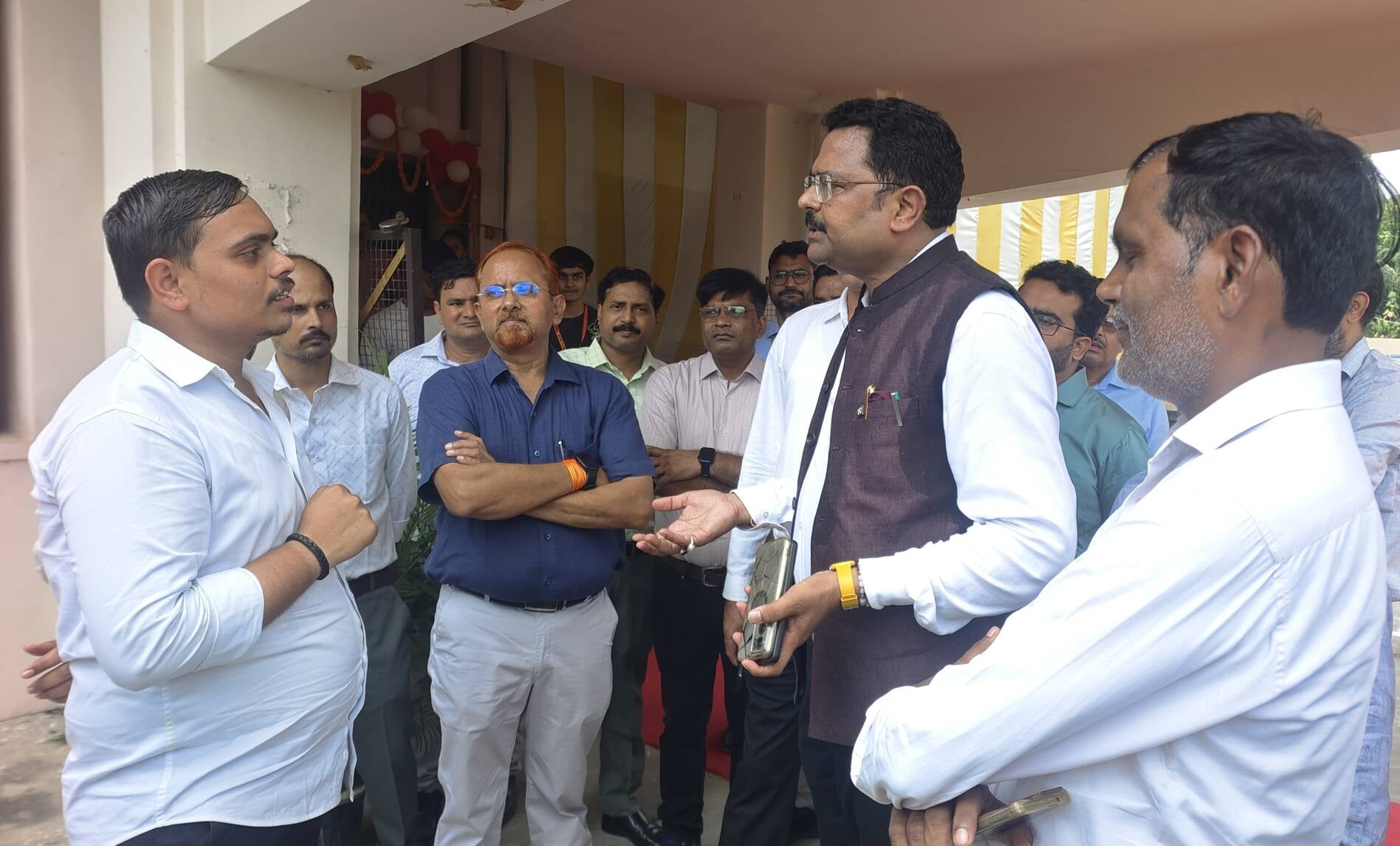 वाईडी डिग्री कॉलेज में  गेट पर प्रदर्शन करते एबीवीपी के पदाधिकारी। संवाद