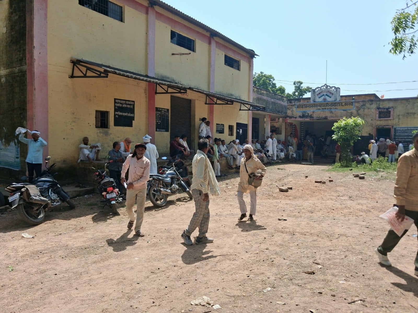 फोटो- 21 महेवा सहकारी समिति में उमड़ी किसानों की भीड़ को समझाते पुलिस कर्मीं। संवाद
