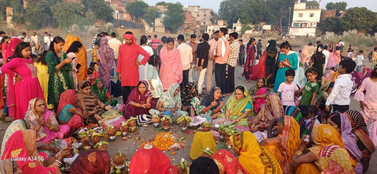 जिउतिया पर पीडीडीयू नगर के पटेल नगर में कथा सुनतीं महिलाएं। संवाद