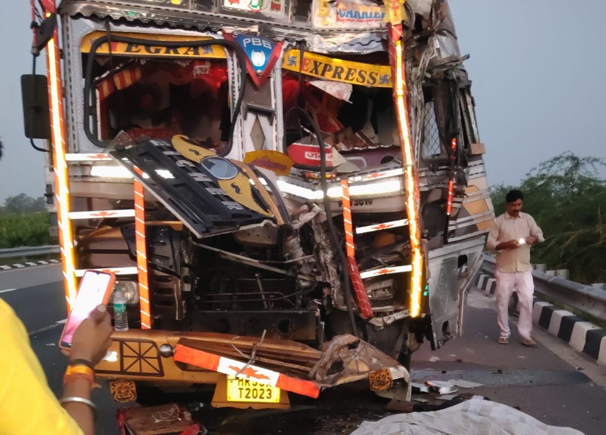 पूर्वांचल एक्सप्रेसवे पर हादसे के बाद घटनास्थल पर पहुंची पुलिस व एंबुलेंस।