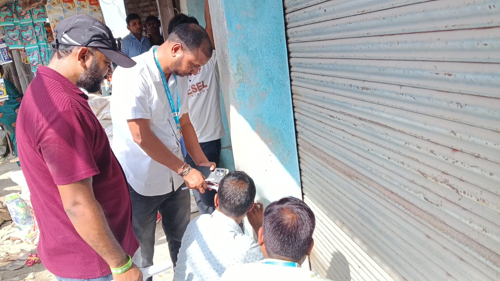 दिलदारनगर पावर हाउस के पास संचालित अस्पताल के स्टॉफ से जानकारी लेते एसडीएम सेवराई गजराज सिंह या
