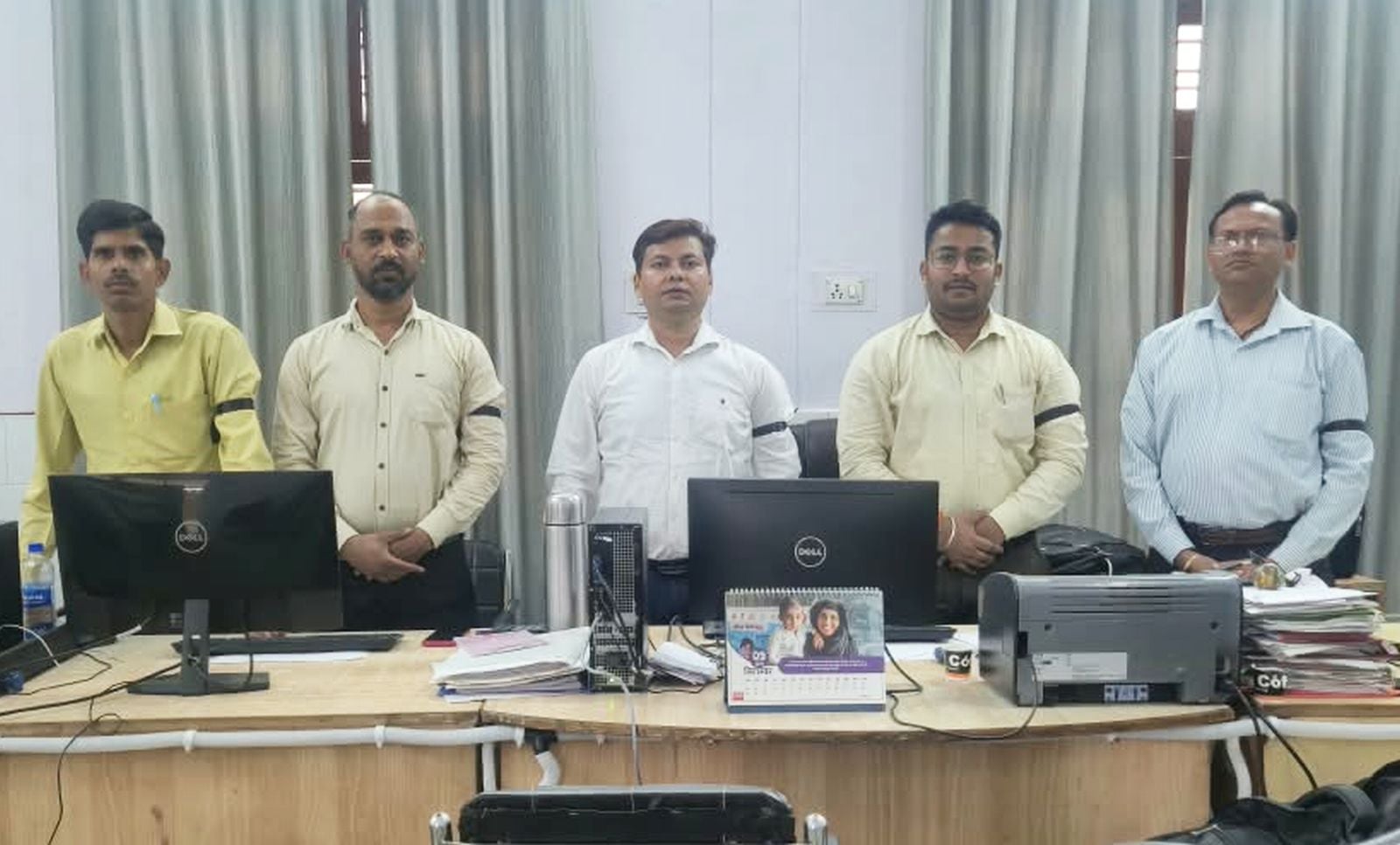 जगत में संविदा कर्मी विरोध जताते हुए। संवाद