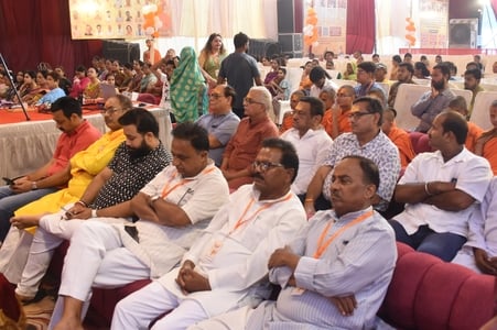 पक्का पुल स्थित प्राचीन लेटे हनुमान मंदिर में श्रीराम कथा सुनाते स्वामी विष्णु दास महाराज और मौ