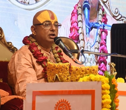 पक्का पुल स्थित प्राचीन लेटे हनुमान मंदिर में श्रीराम कथा सुनाते स्वामी विष्णु दास महाराज और मौ