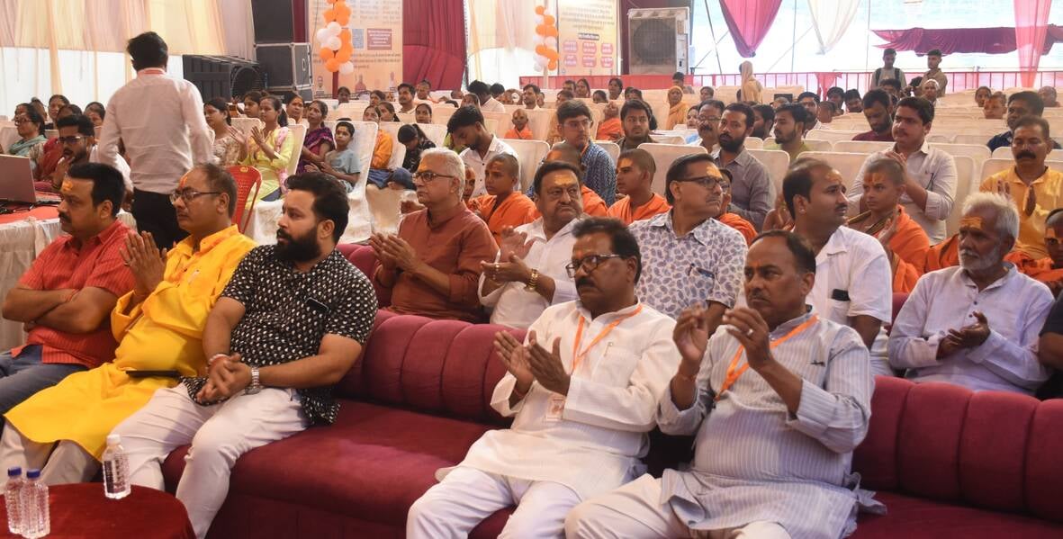 पक्का पुल स्थित प्राचीन लेटे हनुमान मंदिर में श्रीराम कथा सुनाते स्वामी विष्णु दास महाराज और मौ